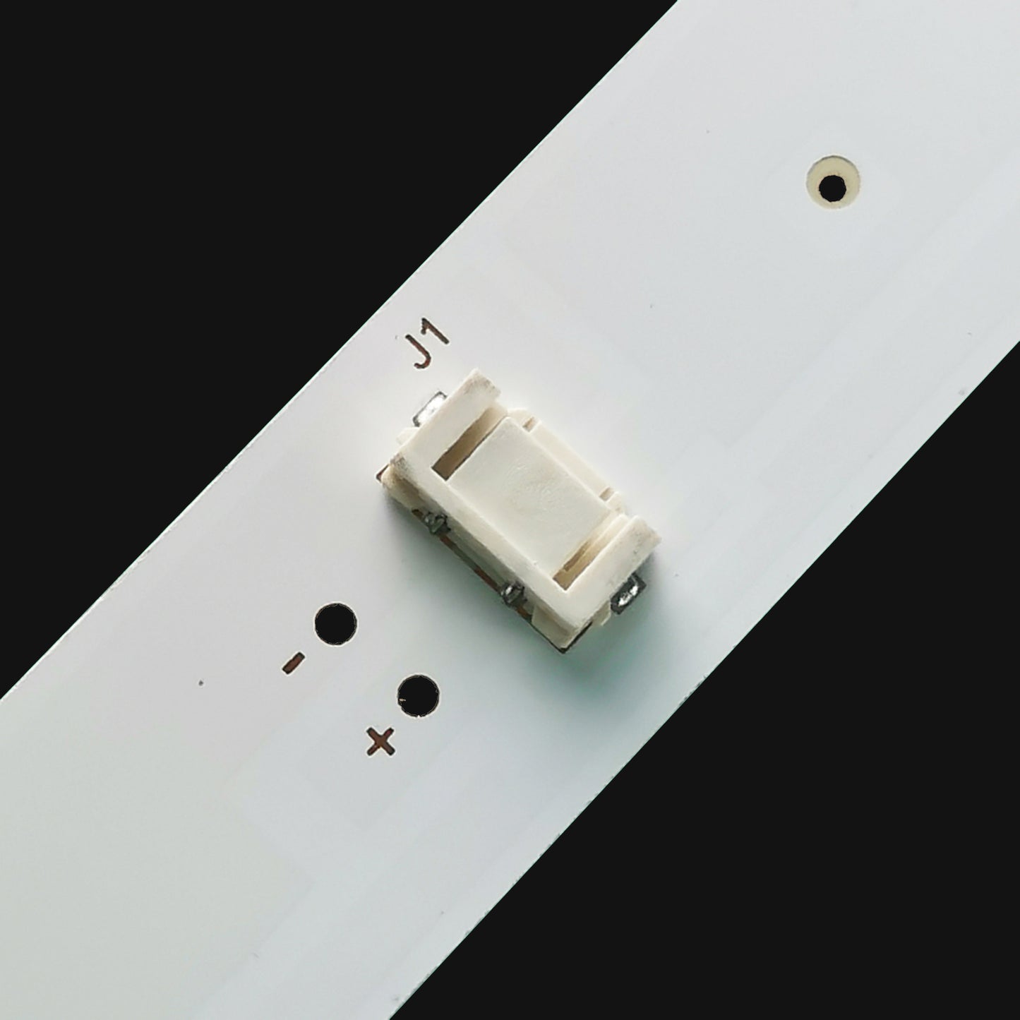 LED backlight Strip Kits, 5800-W32001-3P00, 05-20024A-04A, 606MM (3 pcs/kit), for TV 32" 32" 5800-W32001-3P00 5800-W32001-5P00 LED Backlights Skyworth STRONG SRT Electr.Store