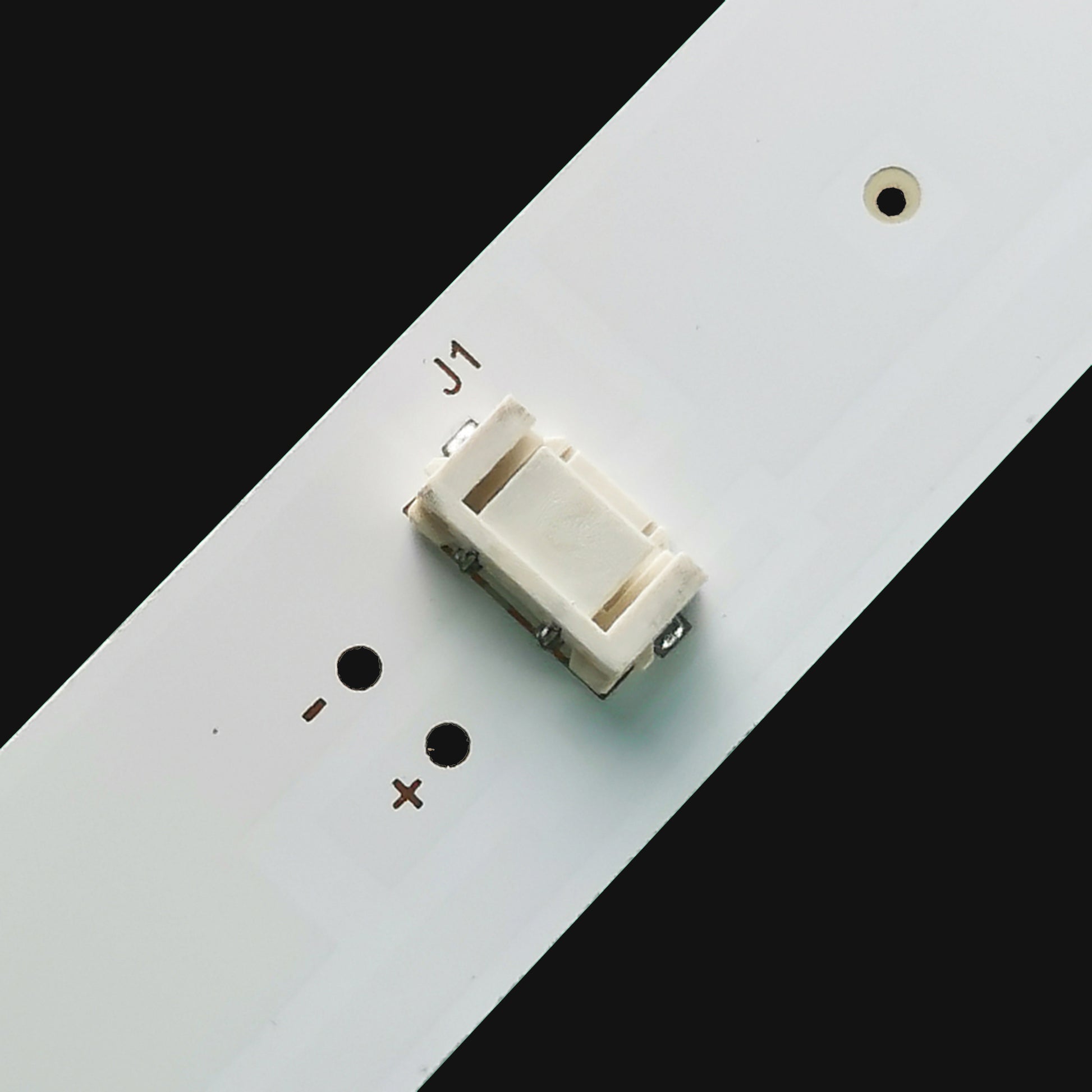 LED backlight Strip Kits, 5800-W32001-3P00, 05-20024A-04A, 606MM (3 pcs/kit), for TV 32" 32" 5800-W32001-3P00 5800-W32001-5P00 LED Backlights Skyworth STRONG SRT Electr.Store