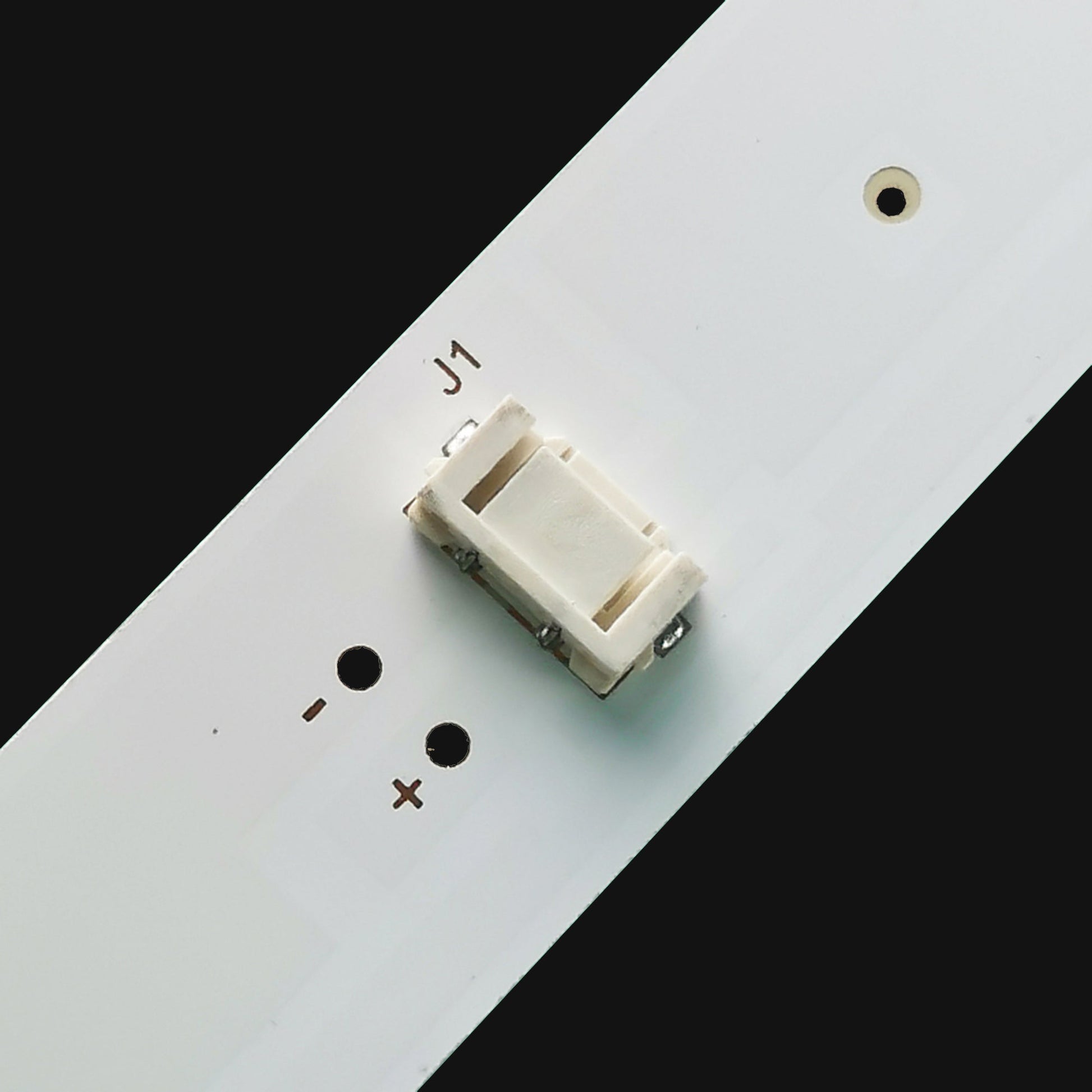 LED backlight Strip Kits, 5800-W32001-3P00, 05-20024A-04A, 606MM (3 pcs/kit), for TV 32" PANEL: LC320DXJ-SFA2 32" 5800-W32001-3P00 5800-W32001-5P00 LED Backlights Skyworth STRONG SRT Electr.Store